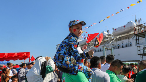 中国人民迎接“和平方舟”