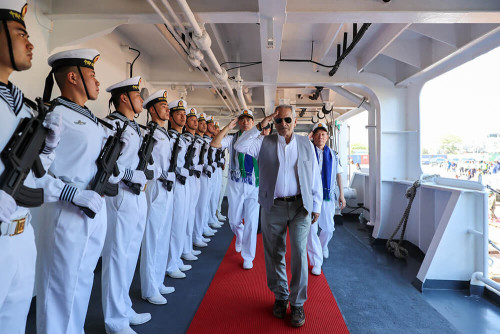 拉莫斯・奥尔塔总统参观中国海军舰艇 