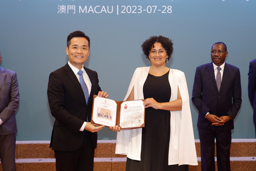 Secretário-Geral do Fórum de Macau, Director dos Serviços de Saúde de Macau e Administradora do Parque de MTC para a cooperação entre Guangdong e Macau entregam certificados do Colóquio sobre MTC 
