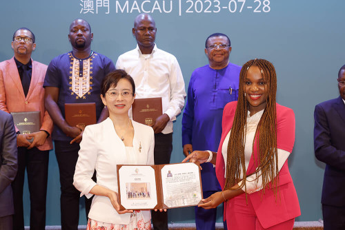 Secretário-Geral do Fórum de Macau, Director dos Serviços de Saúde de Macau e Administradora do Parque de MTC para a cooperação entre Guangdong e Macau entregam certificados do Colóquio sobre MTC 