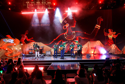 Com um programa marcado pela música, a dança, o artesanato e as artes plásticas, a 17.ª Semana Cultural da China e dos Países de Língua Portuguesa alargou, pela primeira vez, o evento ao Interior da China, com Pequim e Zhongshan a servirem também de palco para o intercâmbio sino-lusófono